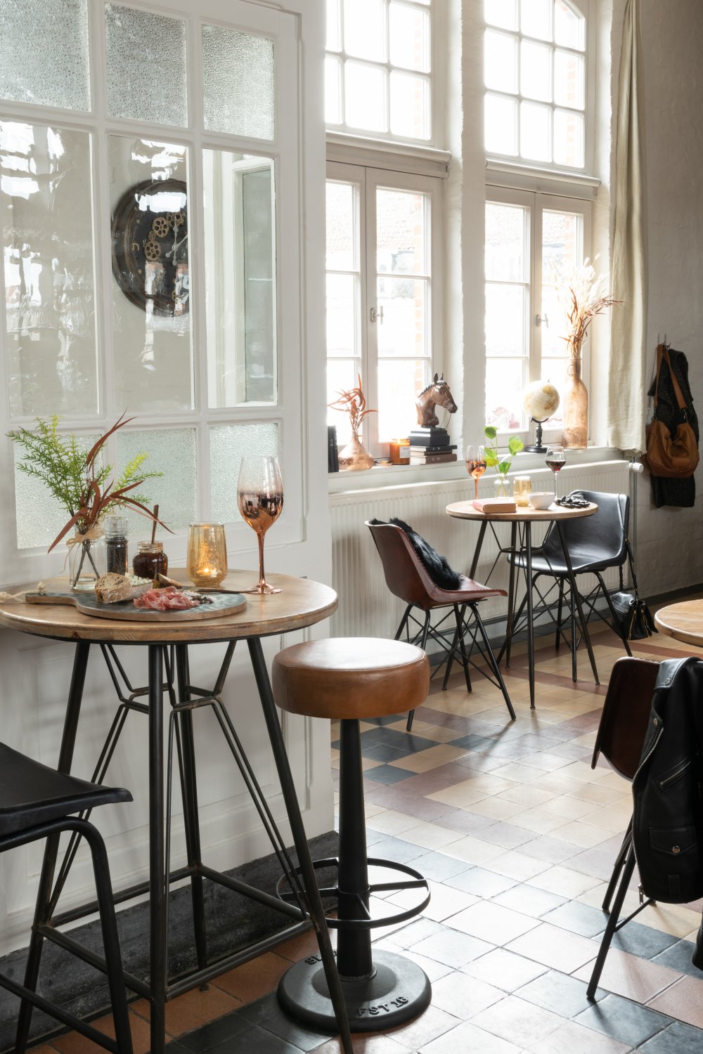 Table de bar bistro TROB en métal noir et bois naturel.